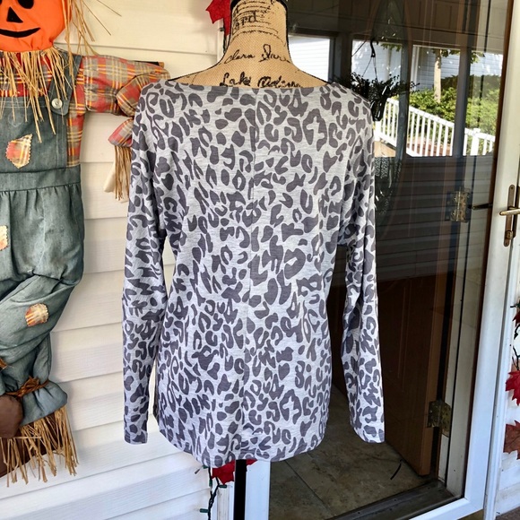 🍃LAST 1💕NWT Gray Leopard Scoop Neck L/S Top💕 - Picture 15 of 15